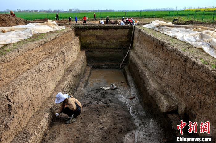 考古人员在遗址中发掘出的护城河一角 杨东 摄