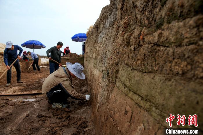 湖北襄阳凤凰咀遗址发掘出一段古城墙和护城河