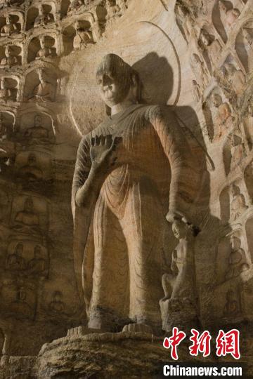 在19窟西壁上有着云冈最为暖心的一组雕刻，那就是“罗睺罗因缘·父子相见”，释迦牟尼手抚罗睺罗头顶。　云冈研究院提供