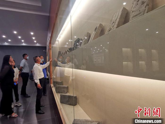 媒体记者到临清市博物馆参观采访，图为馆内展出的临清贡砖。　赵晓 摄
