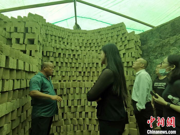 临清贡砖烧制技艺市级非遗传承人赵庆安向媒体记者介绍了贡砖制作工序。　赵晓 摄
