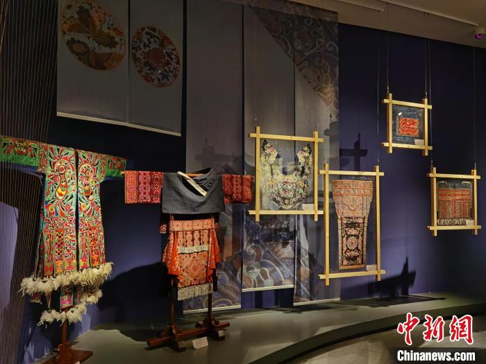 数十国丝绸和刺绣制品亮相贵州展丝路风采